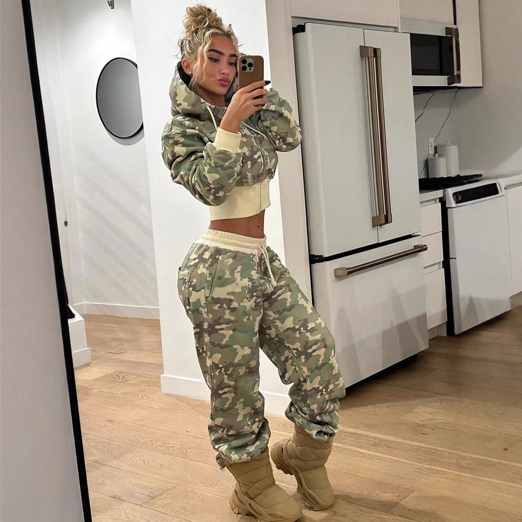 Street Camouflage Two-Piece Set – Hooded Crop Sweatshirt & Straight-Leg Sweatpants